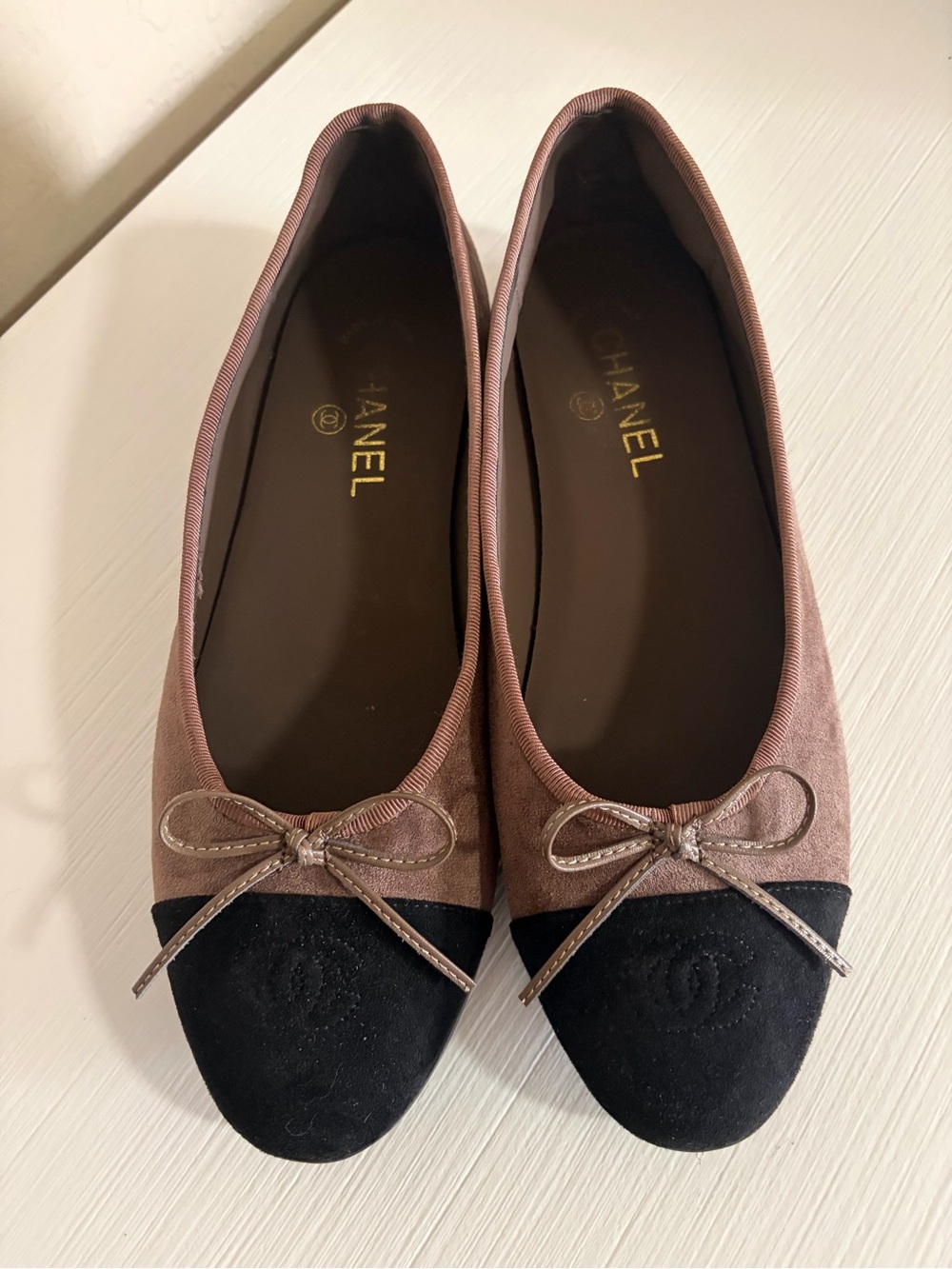 Authentic 🤎🖤Chanel Two-Tone Brown Suede & Black Velvet Cap-Toe Ballet Flats🖤🤎